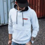 Dstreet Stylová bílá mikina s kontrastní kapucí
